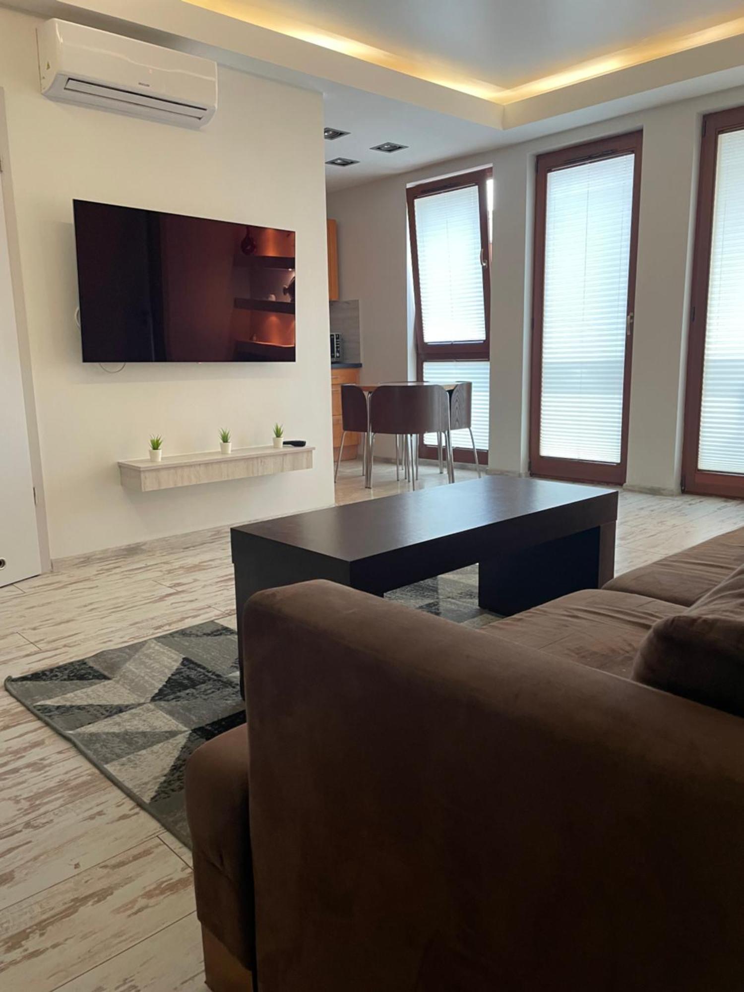 Golden Sun Apartment *